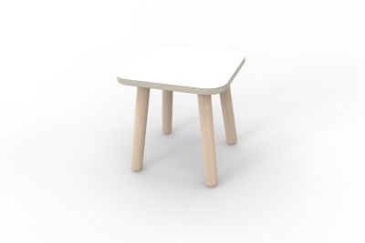 Growing Table Hocker weiß mit hellem Holzgestell, ein moderner Kinderhocker für das Kinderzimmer.